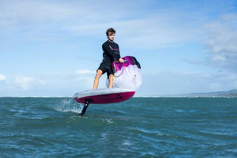Duotone Paradox SLS board de wing foil lors du wing foiling sur l'océan