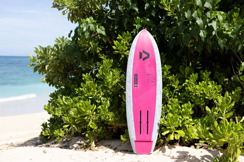 Duotone Paradox SLS planche de foil en rose sur la plage de Maui