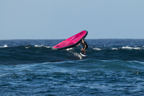 Planche de foil Duotone Paradox SLS en wing foiling sur l'océan à Maui