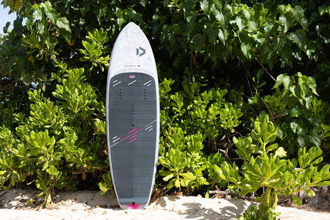 Duotone Paradox SLS board de wing foil en gris, blanc et magenta sur plage tropicale