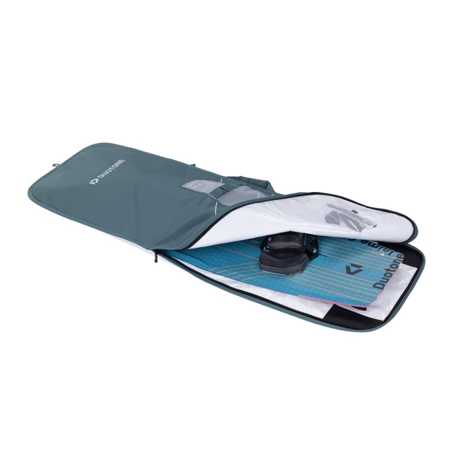 Sacca per tavola Duotone Boardbag Single Twintip in blu acciaio, aperta con tavola twin-tip
