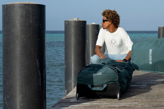 Duotone Boardbag Single Compact borsa porta tavola con ruote in grigio antracite e teal su pontile