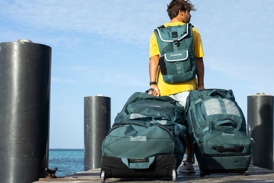 Mala para prancha Duotone Boardbag Single Surf 6'0" em verde escuro durante viagem no cais