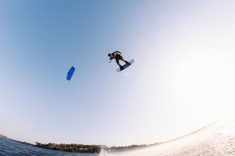 Duotone Vegas LEI Kite beim Freestyle-Kitesurfen über flachem Küstenwasser