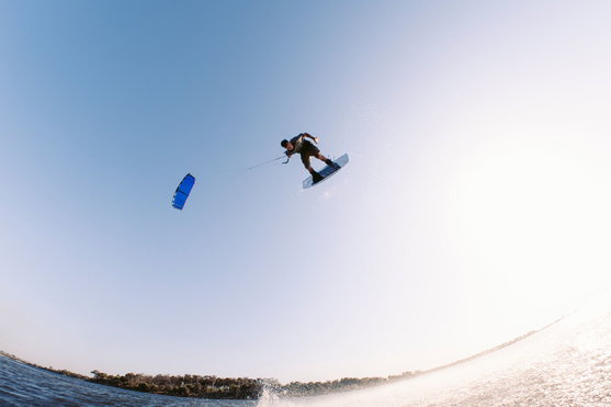 Duotone Vegas LEI kite lors d'une session de freestyle kitesurf au-dessus d'eaux côtières
