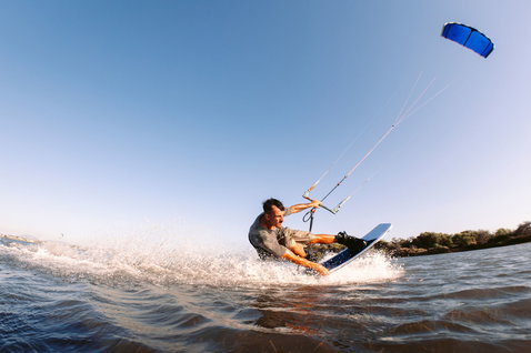 Duotone Vegas LEI Kite beim Freestyle Kitesurfen auf einer flachen Lagune bei Sonnenschein