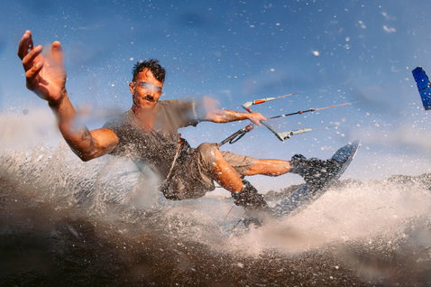 Duotone Vegas LEI Kite beim Kitesurfen im Freestyle auf dem Meer