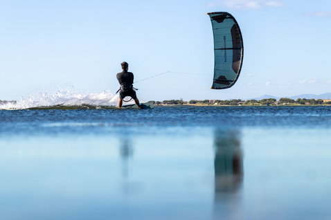 Duotone Evo SLS Porsche Edition LEI kite during kitesurfing on flat-water lagoon