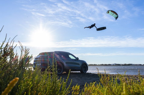 Duotone Evo SLS Porsche Edition LEI kite during kitesurfing at the coast with Porsche SUV