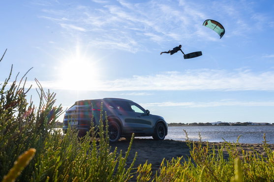 Duotone Evo SLS Porsche Edition kite LEI en kitesurf sur la côte avec Porsche SUV