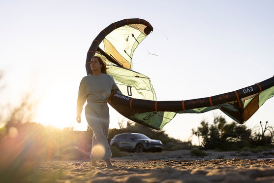 Aile LEI Duotone Evo SLS Porsche Edition portée sur la plage au coucher du soleil