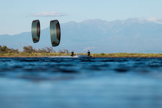 Duotone Evo SLS Porsche Edition kite LEI lors d'une session de kitesurf sur eau plate avec montagnes