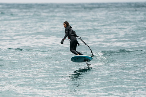 Telecomando Duotone Ring XL eRemote durante il foiling sull'oceano in grigio e teal