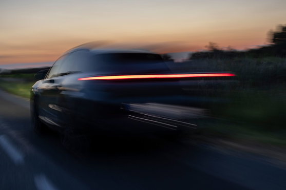 Duotone Evo SLS Porsche Turbo Set Kite – Kampagnenbild mit Porsche Turbo in der Dämmerung