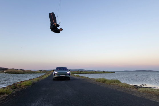 Duotone Jaime SLS Porsche Turbo Edition kiteboard lors d'un Big Air au-dessus d'une Porsche Cayenne sur la côte