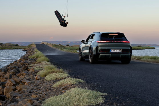 Duotone Jaime SLS Porsche Turbo Edition twin-tip kiteboard lors d'une session kitesurf en bord de mer au coucher du soleil