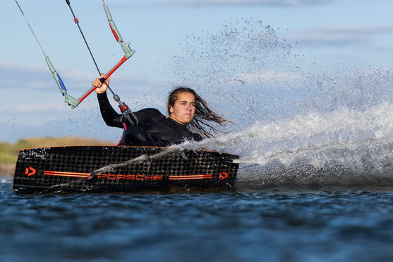 Planche de kitesurf twin-tip Duotone Jaime SLS Porsche Turbo Edition lors d'une session kitesurf sur l'eau