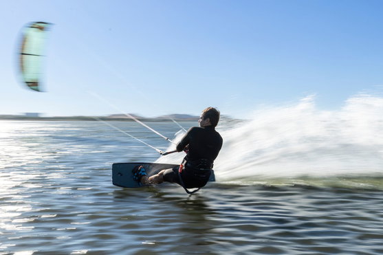 Duotone Jaime SLS Porsche Turbo Edition twin-tip kiteboard lors d'une session kitesurf sur eau plate