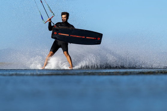 Planche de kitesurf twin-tip Duotone Jaime SLS Porsche Turbo Edition 136 cm lors d'une session de kitesurf en mer
