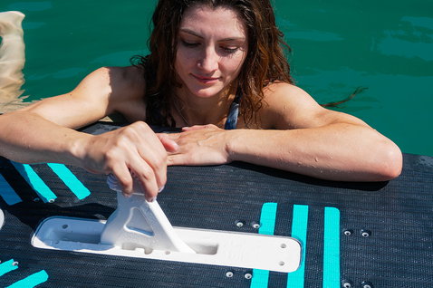 Duotone Alfa HD planche de windsurf détail lest Quick-Lock avec pad de pont EVA en bleu-vert foncé et turquoise