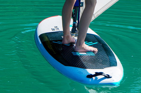Planche de windsurf école Duotone Alfa HD pendant une session de windsurf sur eau turquoise