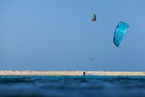 Duotone Evo D/LAB LEI kite during kitesurfing in a tropical lagoon in sky blue and navy