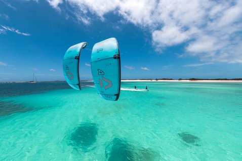 Duotone Evo D/LAB LEI kite during kitesurfing over a tropical lagoon in ocean blue and teal