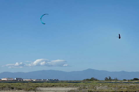 Duotone Evo D/LAB LEI kite during kitesurfing at the coast with mountain backdrop