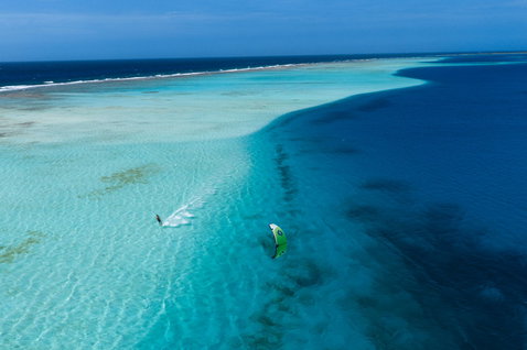 Duotone Neo SLS LEI Kite beim Kitesurfen über einer tropischen Lagune aus der Vogelperspektive