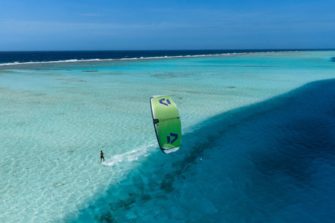Duotone Neo SLS LEI Kite beim Wellenreiten über einer tropischen Lagune