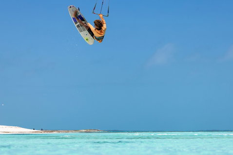 Duotone Neo SLS LEI Kite beim Kitesurfen über einer tropischen Lagune