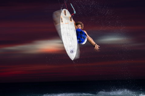 Duotone Neo SLS LEI Kite beim Wellenreiten bei Sonnenuntergang über dem Meer