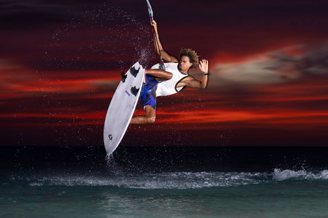 Duotone Neo LEI Kite beim Strapless Freestyle und Wellenreiten bei Sonnenuntergang am Meer
