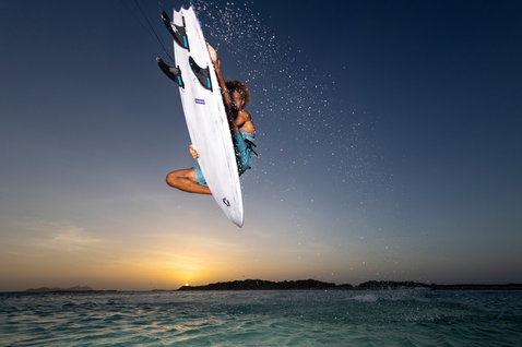 Duotone Neo SLS Wave Kite beim Strapless-Freestyle-Aerial auf dem Ozean im Sonnenuntergang