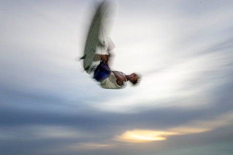 Duotone Neo LEI Kite beim Strapless Freestyle über dem Meer unter bewölktem Himmel