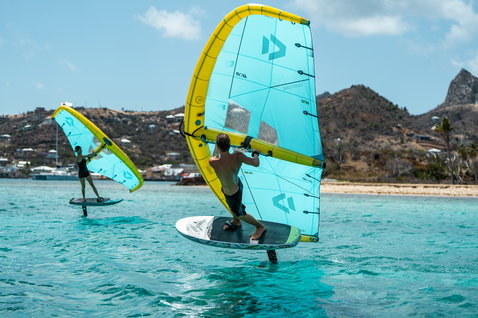 Duotone Unit D/LAB foil wing durante il wing foiling in una laguna tropicale in ciano e giallo