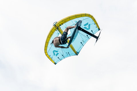 Duotone Unit D/LAB foil wing durante un trick freestyle aereo nel wing foiling