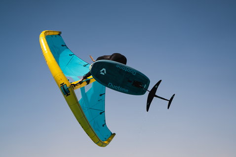 Duotone Unit D/LAB foil wing durante manovra aerea di wing foiling nel cielo azzurro