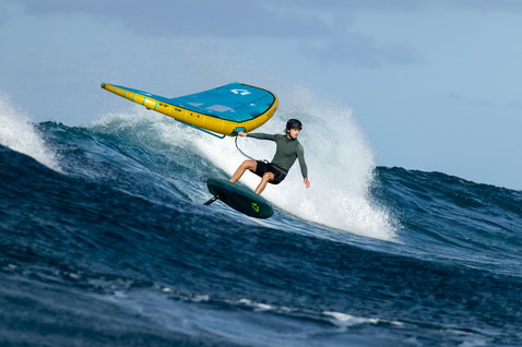 Duotone Unit D/LAB foil wing 4,5 m in giallo e ciano durante il wing foiling sull'oceano