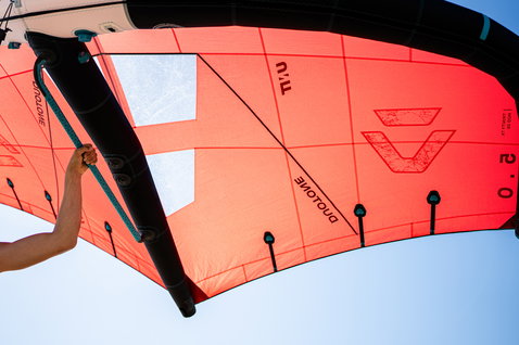 Duotone Unit Foilwing 3 m in koralle beim Wing Foiling in Ägypten