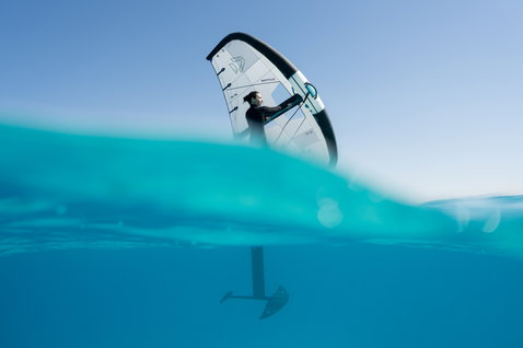 Duotone Unit Foilwing beim Wing Foiling in ägyptischem Gewässer, kristallklares türkises Meer