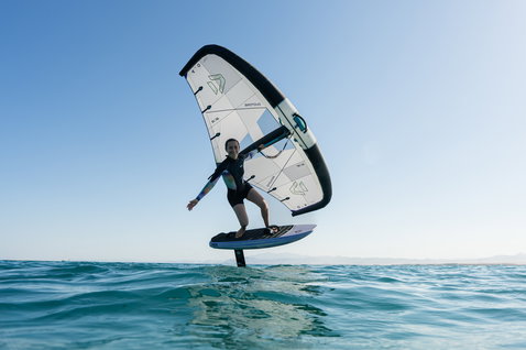 Duotone Unit Sky Style Foilwing beim Wing Foiling auf dem Meer