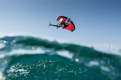 Duotone Unit SLS Sky Style Foilflügel beim Wing Foiling über dem Ozean