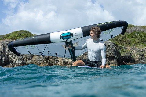 Duotone Unit Foilwing 4,5 m beim Wing Foiling an der felsigen Küste von Guadeloupe