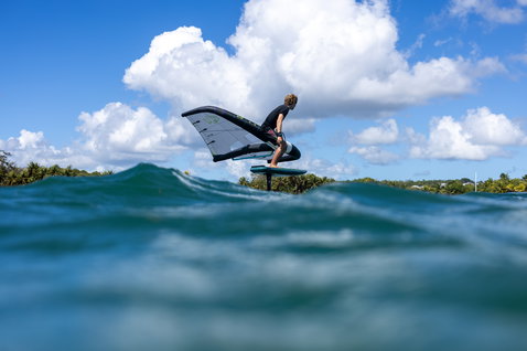 Duotone Unit Foilwing beim Wing Foiling in tropischen Gewässern von Guadeloupe