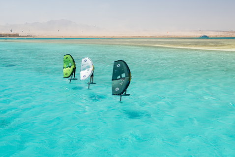Duotone Unit SLS Foilwing beim Wing Foiling auf einer türkisen Lagune in Ägypten