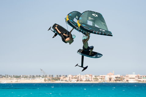 Duotone Unit SLS Foilwing beim Wing Foiling mit zwei Ridern über dem Meer an einem sonnigen Tag