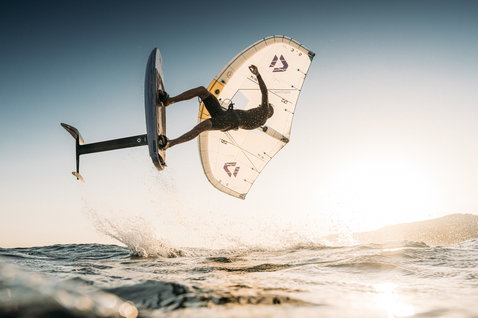 Duotone Unit SLS Foilwing 3,2 m beim Wing Foiling auf dem Meer im Sonnenuntergang