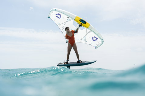 Duotone Unit SLS Foilwing beim Wing Foiling auf dem Ozean in weiß und türkis