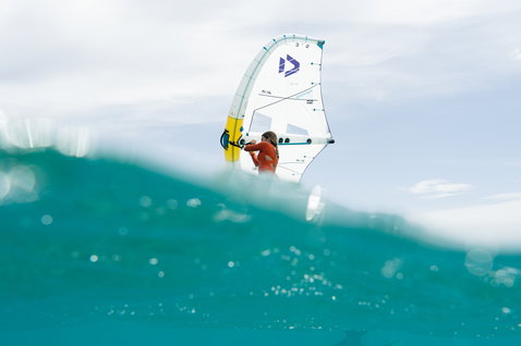 Duotone Unit SLS Foilwing 3,2 m beim Wing Foiling im türkisfarbenen Ozean
